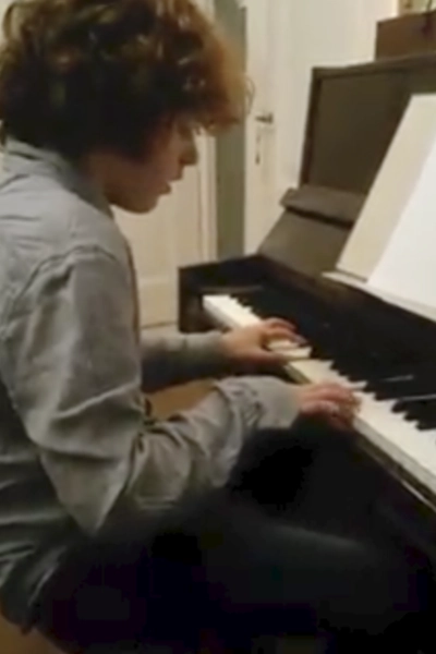 leerling achter piano