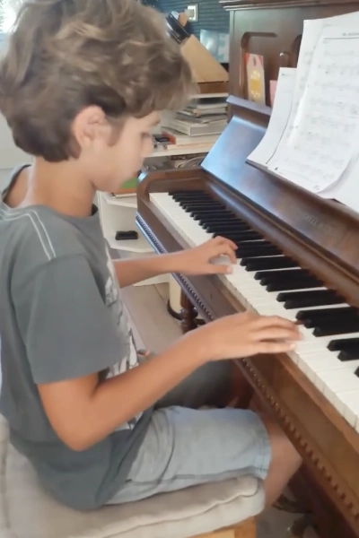 leerling jongen achter piano